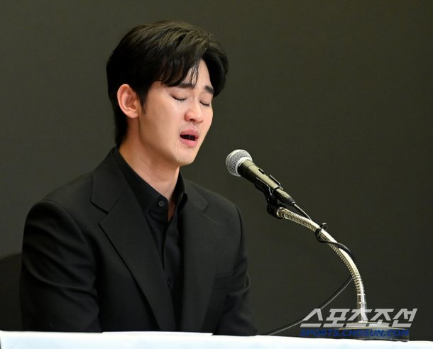 김수현, 미성년 교제·채무 압박 의혹 전면 부인 "故김새론도 편히 잠들지 못해" [종합]