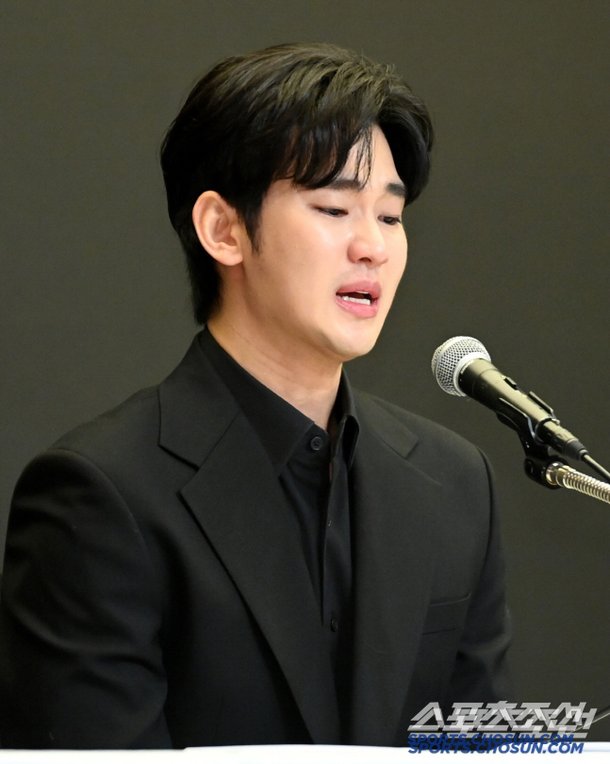 김수현, 1800억 위약금 물어낼까…디즈니+ 본사 넉오프 공개 예정 없어[SC이슈]