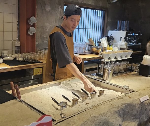 이동건, 인근 상인 저격에도 제주 카페서 열일 포착…앞치마 두르고 커피 삼매경
