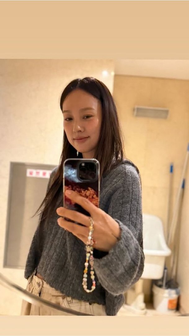 이효리, 화장실 셀카에 &apos;댓글 폭주&apos;…이게 민낯이라고?