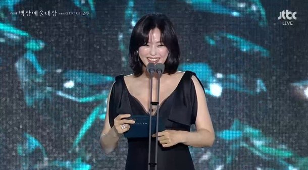 &apos;둘째 임신&apos; 이하늬, 우아한 임산부 드레스 자태 무거운 몸으로 촬영 중 (&apos;백상&apos;)