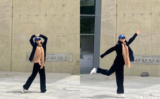 이영애, 신비주의 버렸다더니…길 한복판서 팔다리 벌리고 손하트까지 &apos;깨발랄&apos;