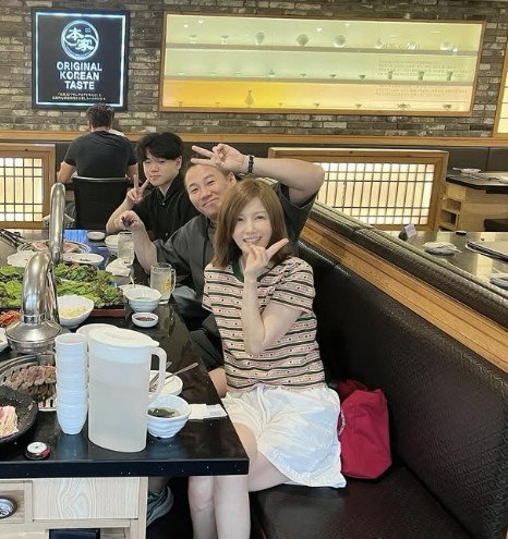 &apos;이혼&apos; 윤민수, 전처와 재회했다…子 윤후와 화목한 해외여행