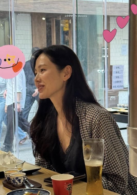 &apos;현빈♥&apos; 손예진, 식당에서 혼자 튀는 비주얼…육아 해방에 신났네