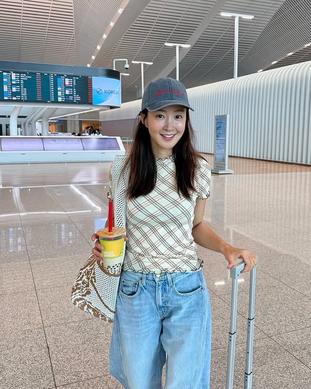 &apos;이혼&apos; 이시영, 한국 떠났다…명품으로 완성한 럭셔리 공항 패션