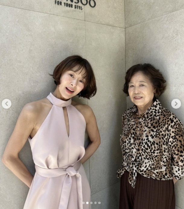 &apos;52세&apos; 예지원, &apos;90세&apos; 母와 투샷…&apos;美친 동안 유전자&apos;