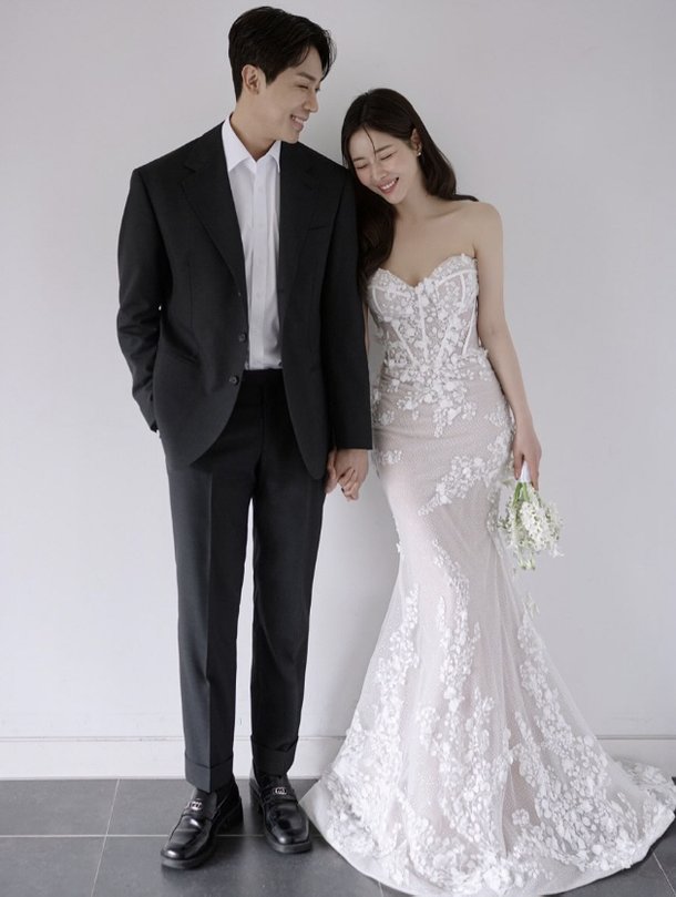 &apos;6월 결혼&apos; 박하나♥김태술, 꿀 뚝뚝 웨딩화보 공개 닮아가는 우리