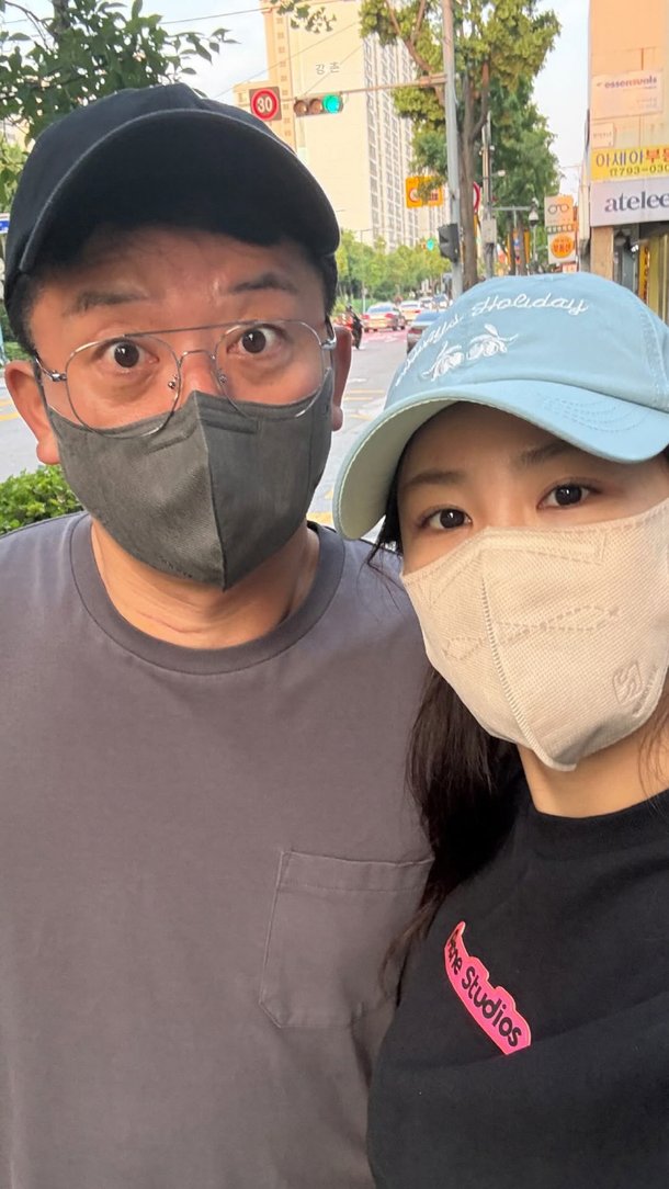 김준호♥김지민, 로맨틱 산책 데이트 포착…꼭 붙어 걷는 &apos;예비 잉꼬부부&apos;