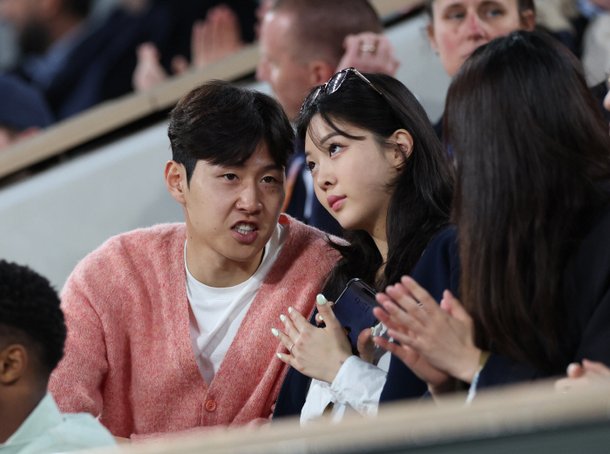 이강인♥&apos;두산家 5세&apos; 박상효, 열애설 후 첫 동반 공식석상…어깨동무+셀카까지