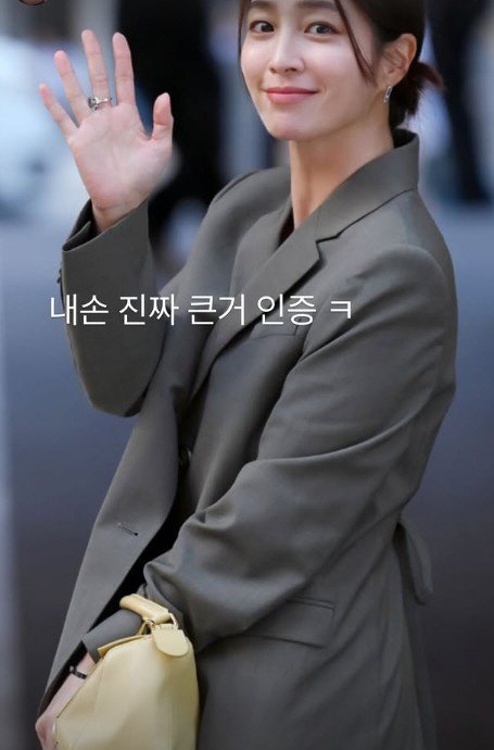 &apos;이병헌♥&apos; 이민정, 큰 손 셀프 논란…합성 아니라고?
