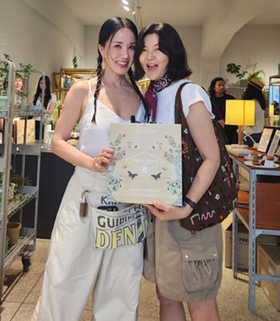&apos;46kg&apos; 한혜연, 살 얼마나 뺐기에…엄정화에 안 밀리는 &apos;슬립핏+극세사 다리&apos;