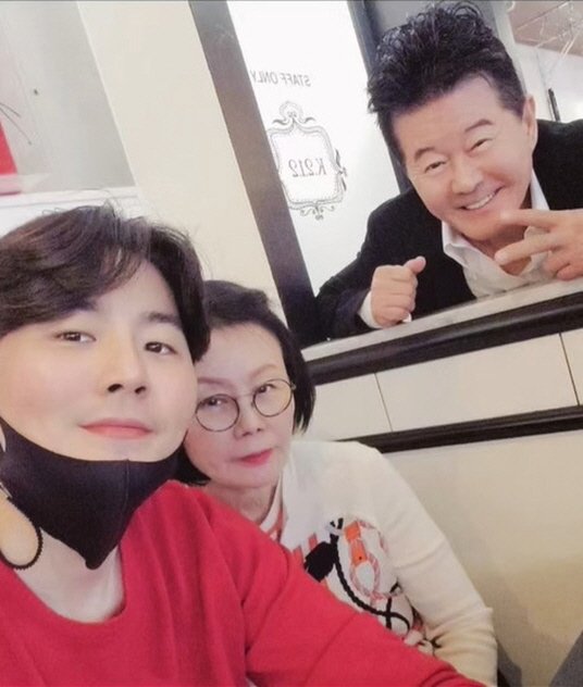 태진아, &apos;치매투병&apos; ♥옥경이·아들 이루와 가족 사진 영원히 행복해