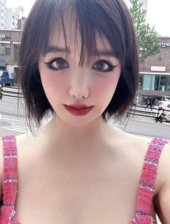 박봄, 오버립 넘어 조커 메이크업…배경 휘었는데 필터 아니라고?[SCin스타]