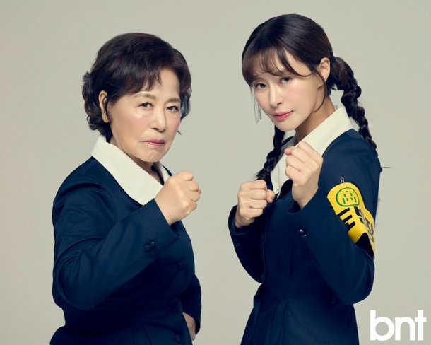 자매 아니야?…&apos;52세&apos; 예지원, 언니 같은 &apos;90세&apos; 엄마와 母女 교복 화보 도전