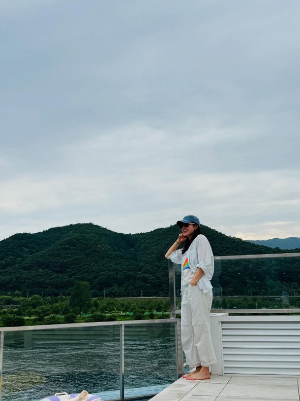 [SCin스타] ♥현빈이 찍어줬나…&apos;맨발&apos;의 손예진, 편안한 휴식 일상