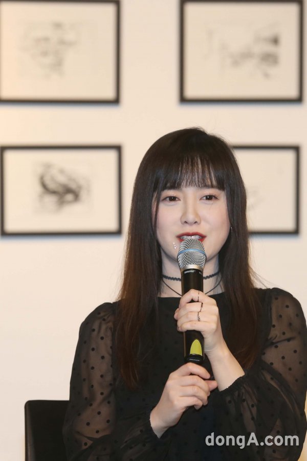 Da포토] 구혜선, 작품 설명하는 구작가 : 네이트뉴스