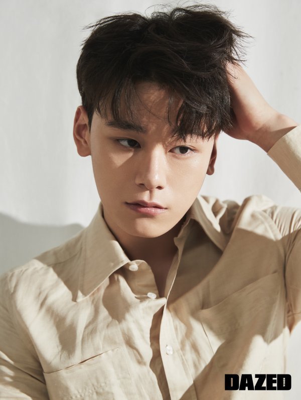 차우민 데이즈드 2022 아이보리 셔츠 화보