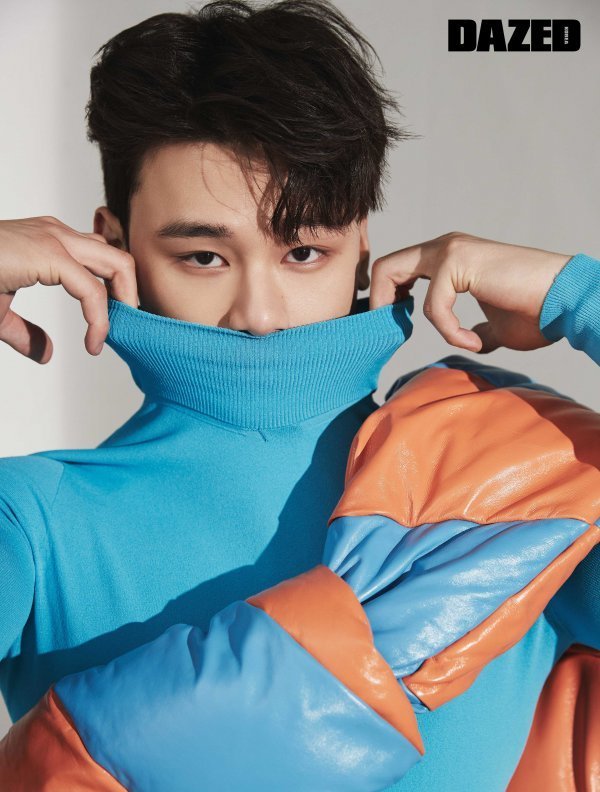 차우민 데이즈드 2022 파란 터틀넥 화보