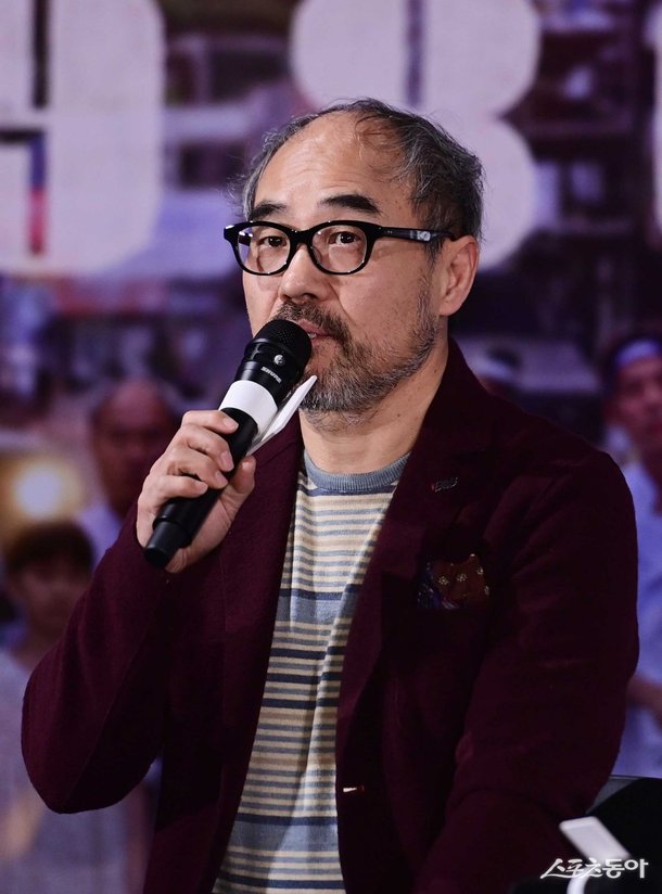 강신일 2024 영화 시사회 마이크 잡고 발언하는 모습