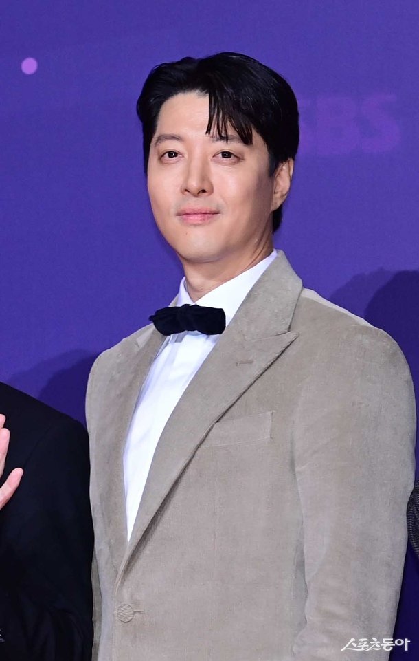 조윤희와 이혼 5년…이동건, 허리 감싸며 거리 데이트?