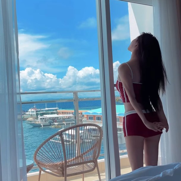 브브걸 민영, 새빨간 핫팬츠 상큼해…남다른 건강美 [DA★]
