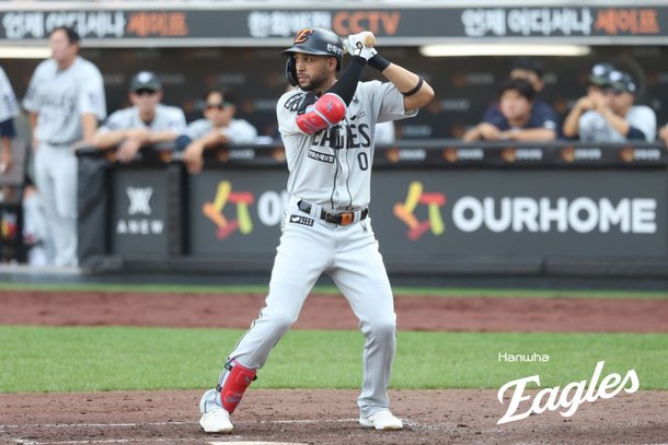 [야구]빠른 비자 발급 ‘신의 한수’였다…한화 리베라토, 홈에서 3안타로 화려한 KBO리그 데뷔