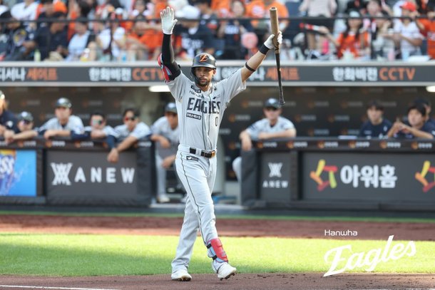 [야구]빠른 비자 발급 ‘신의 한수’였다…한화 리베라토, 홈에서 3안타로 화려한 KBO리그 데뷔