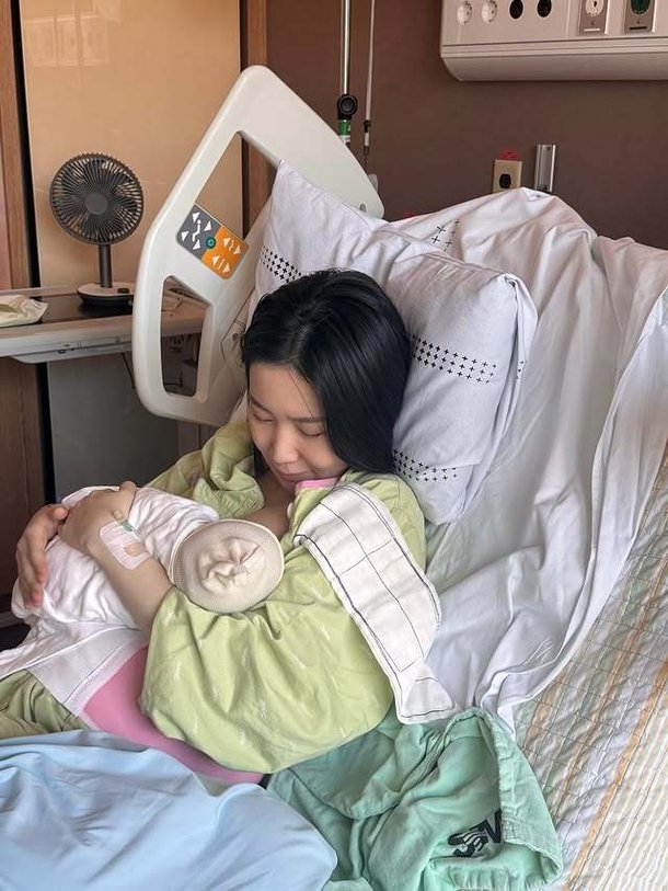 자궁 속의 쌍둥이 아기들 싸움