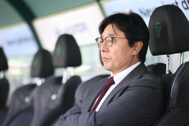 경기 전 인터뷰 중인 윤정환 감독과 황선홍 감독