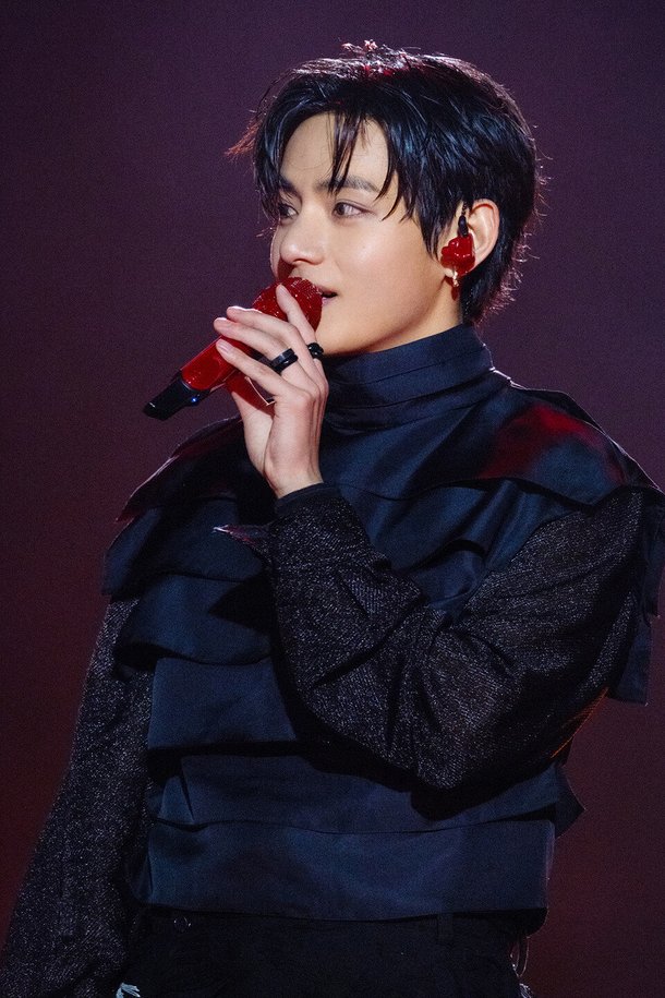 방탄소년단 뷔, 광화문 삼킨 카리스마 컴백 : 네이트 뉴스