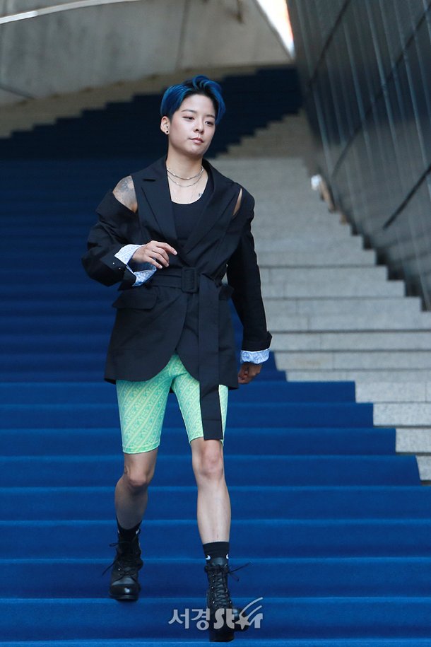 f(x) ì ë², 'ê±·ì§ ìê³  ë°ë ë°ê±¸ì' (2019S/Sí¤ë¼ìì¸í¨ììí¬)