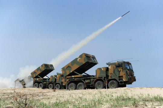 北 초대형 방사포 vs 軍 천무, 대결의 승패는[이현호 기자의 밀리터리!톡] : 네이트 뉴스
