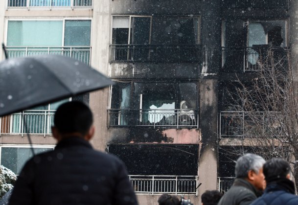 성탄절 아파트 화재에 2명 사망···尹 “유가족에게 위로의 말씀”