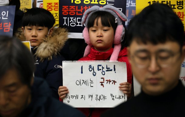 수업 중 저혈당 올까 손에서 핸드폰 못놔···중학생 되는 서윤이 엄마의 한숨