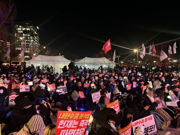 탄생? 탄핵 축하 원해···촛불집회서 尹 생일선물 경연대회