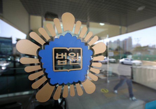 한겨울에 쓰러진 손님 12시간 방치한 노래연습장 업주…징역 2년
