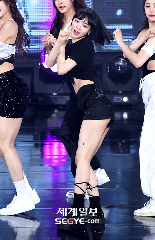 포토] 르세라핌 김채원 '이기적인 각선미' : 네이트 연예
