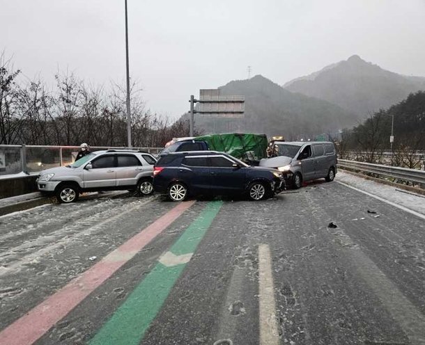 서울양양고속도로 양양방향 5중 추돌사고…7명 중경상