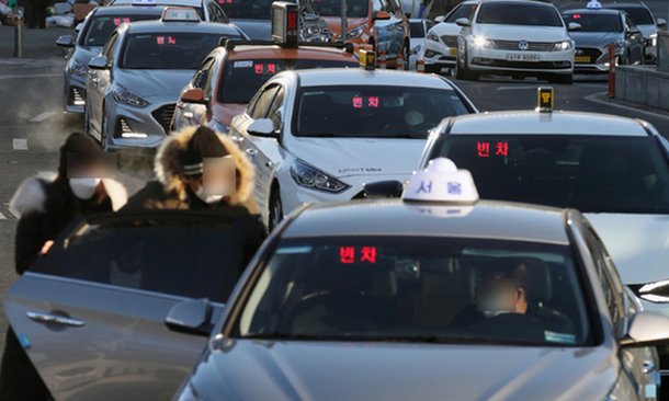 밤 운전 무서운 택시기사들…새해에도 폭언·만취 승객 여전