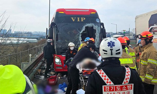 화물차에서 빠진 바퀴 관광버스 유리 관통…2명 숨져