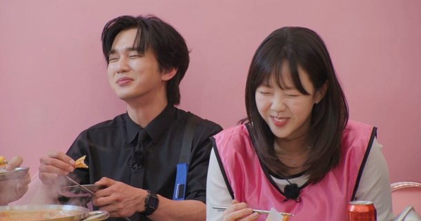 지예은 오늘부터 1일, 유승호는 다정하게 웃으며 여자친구님