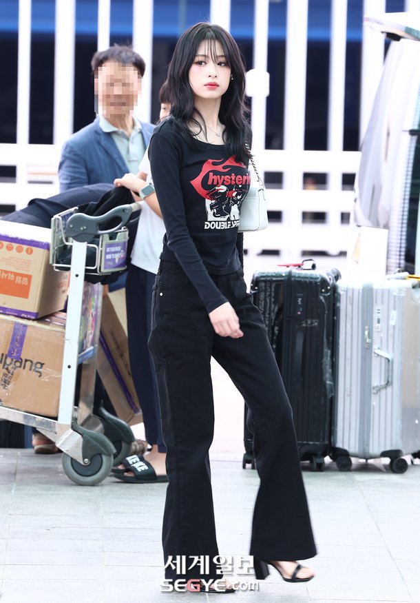 [포토] 베이비몬스터 아현 &apos;끝 없는 다리 길이&apos;