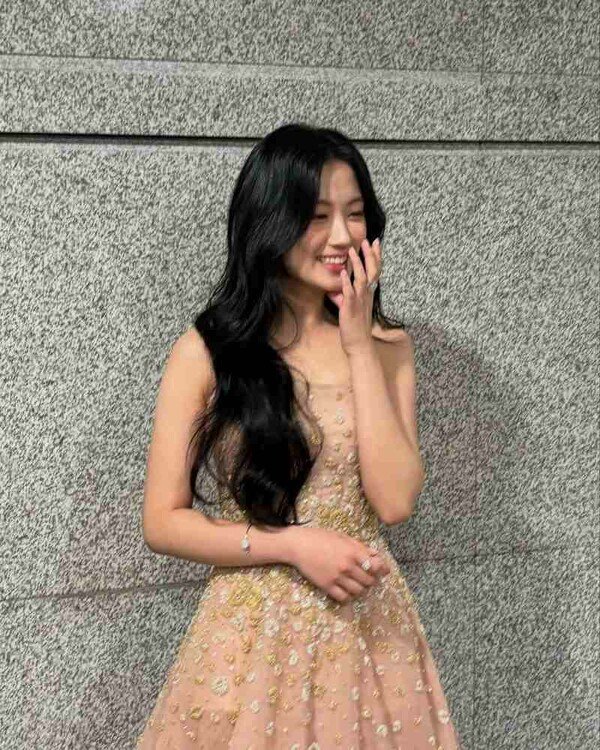 김혜윤, 살구색 드레스 입은 공주님…과즙 터져 나올 듯한 보조개 미소