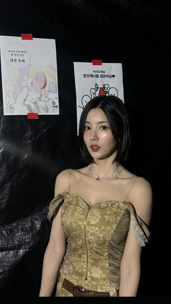 &apos;워터밤 퀸&apos; 권은비, 오프숄더로 드러낸 깊은 쇄골라인 [스한★그램]