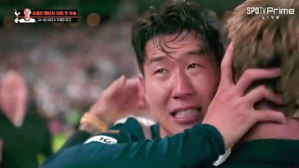 '드디어 우승' 손흥민, 끝내 눈물…동료 안고 펑펑 울었다