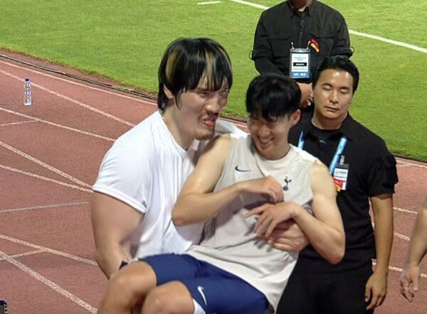 손흥민을 들어 올리는 최홍만