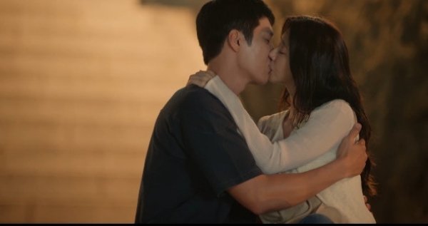 A single kiss scene breaks the viewership record again for a tvN drama