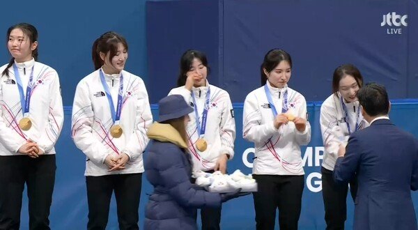 김재열 IOC 집행위원이 쇼트트랙 시상식에 참석한 모습