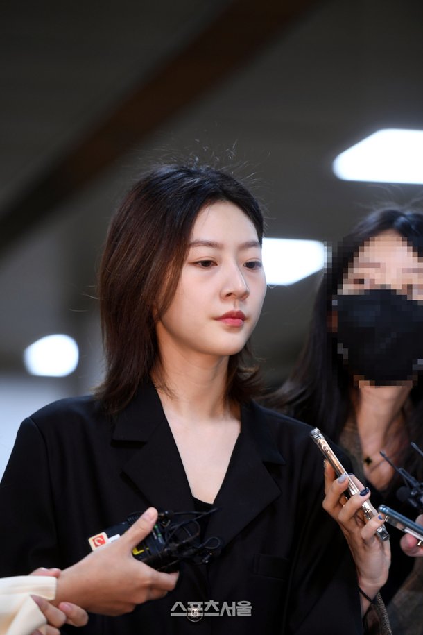 포토] 1심 공판 후 법원 나서는 김새론 : 네이트뉴스