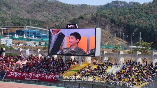 BTS V em uniforme de combate faz uma aparição surpresa no jogo em casa do Gangwon FC... Dinamite tocou [Notas de campo]